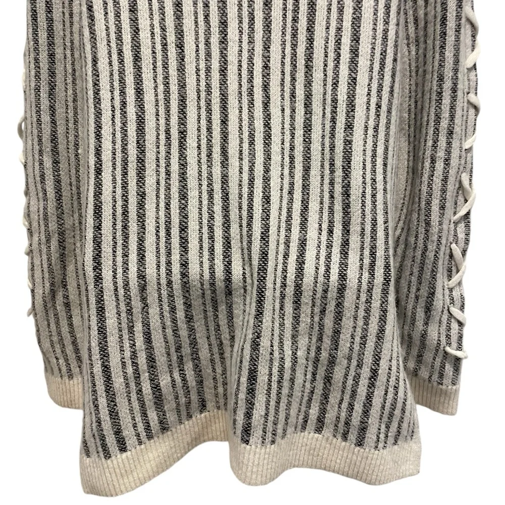 ROCK & REPUBLIC Women’s Striped Long Sleeve Sweater Size Medium - Picture 13 of 15
